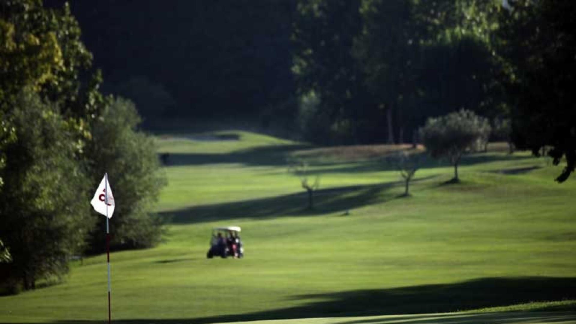 Il campo da golf del Riviera Golf Resort al tramonto, immerso nella natura dell'Oasi del Conca