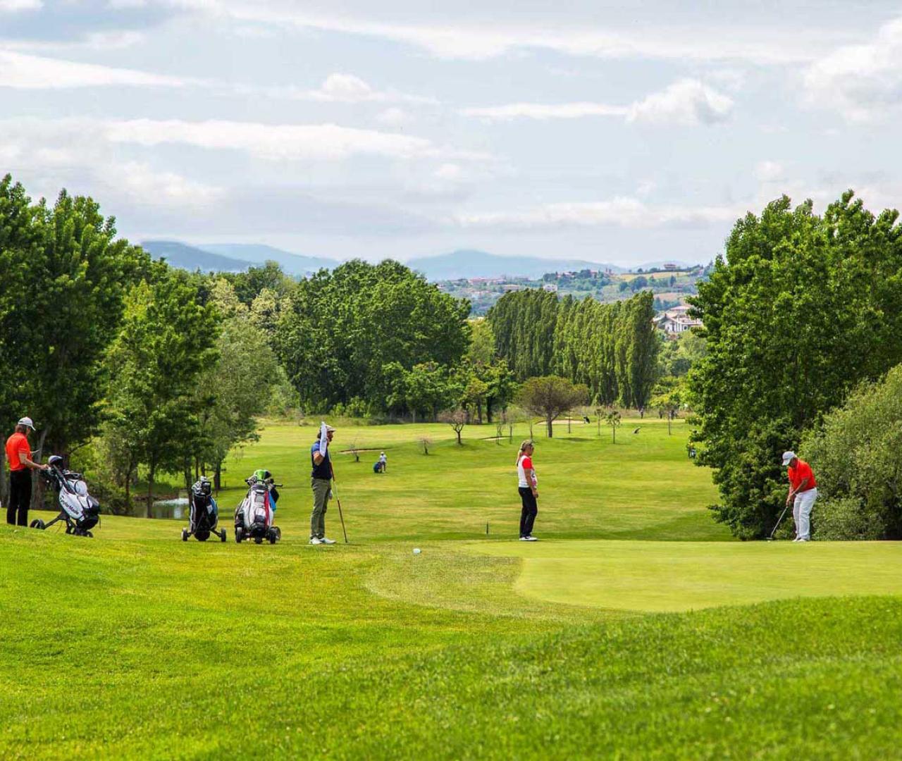 Il campo da golf del resort tra le colline dell'Oasi del Conca