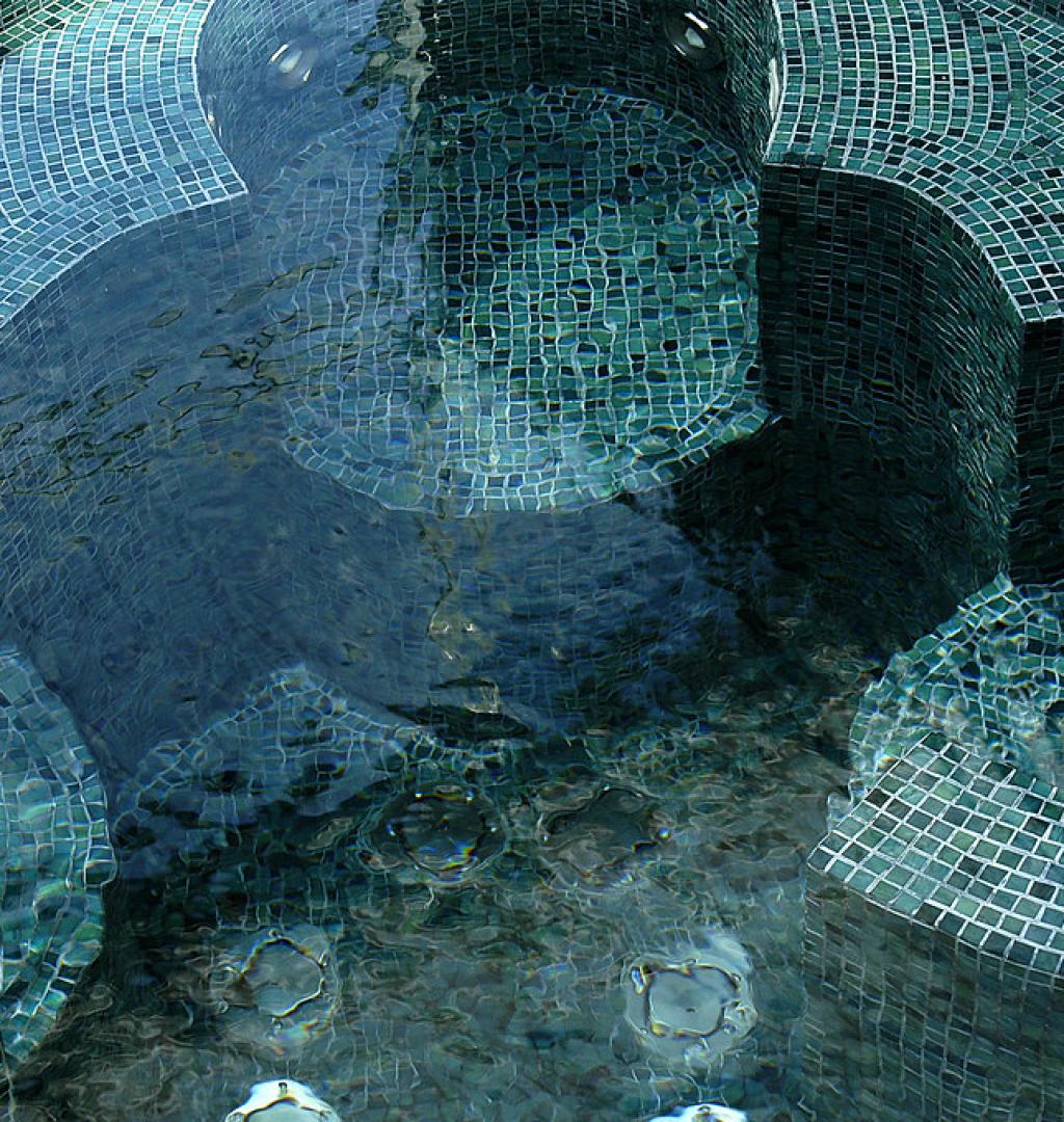 La piscina a mosaico blu del resort